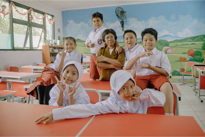 Siswa sukses belajar dengan disiplin dan menerapkan kebiasaan positif di sekolah